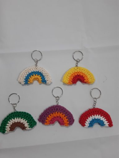 Gehaakte regenboog sleutelhangers.