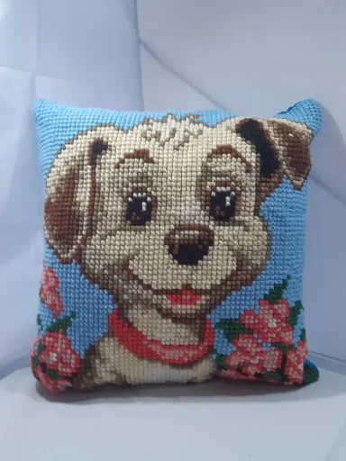 Kussen van hond met bloemen.
